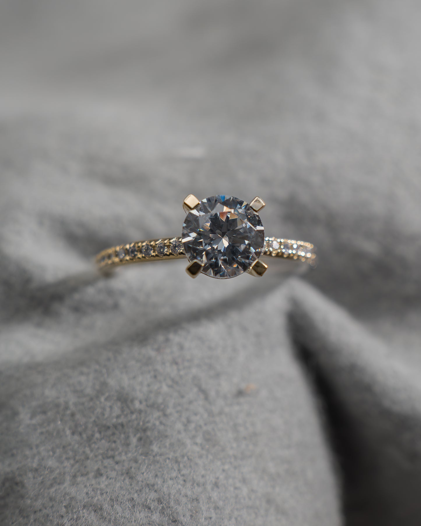 Round Yellow Gold Lab Grown Diamond Set Shoulders