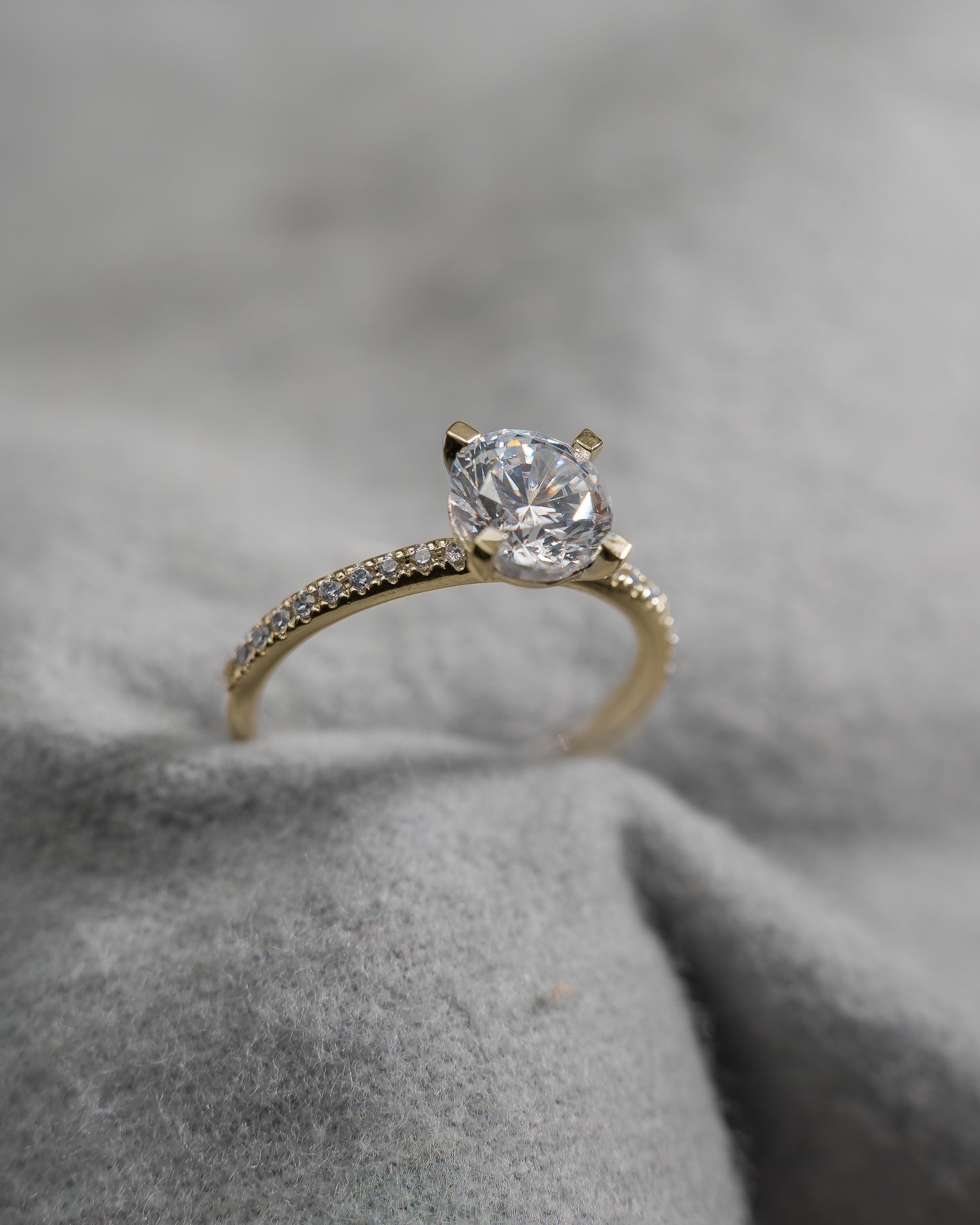 Round Yellow Gold Lab Grown Diamond Set Shoulders