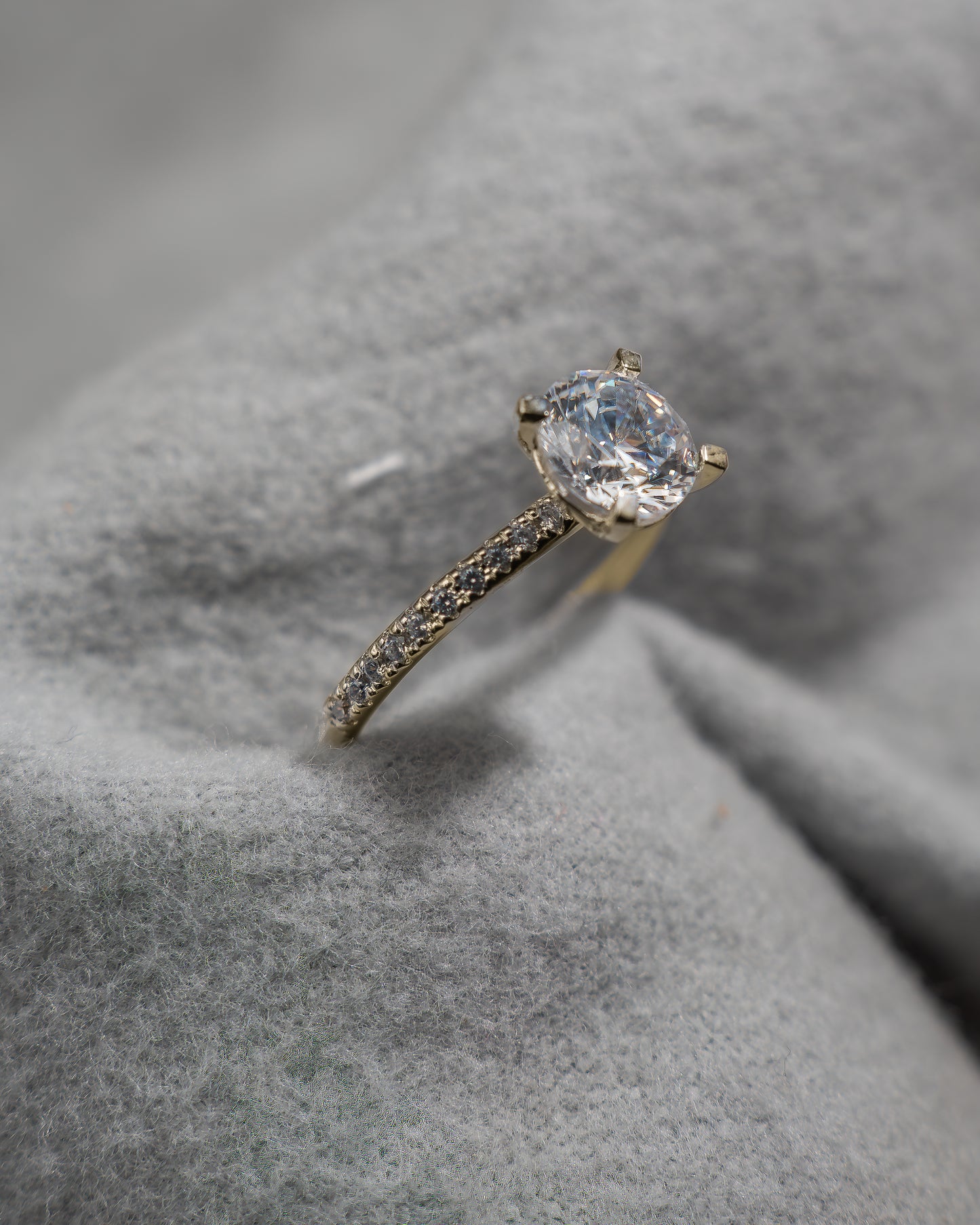Round Yellow Gold Lab Grown Diamond Set Shoulders