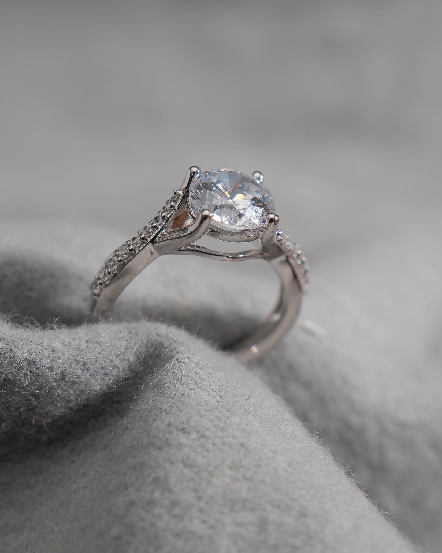 Round Platinum Lab Grown Diamond Set Shoulders
