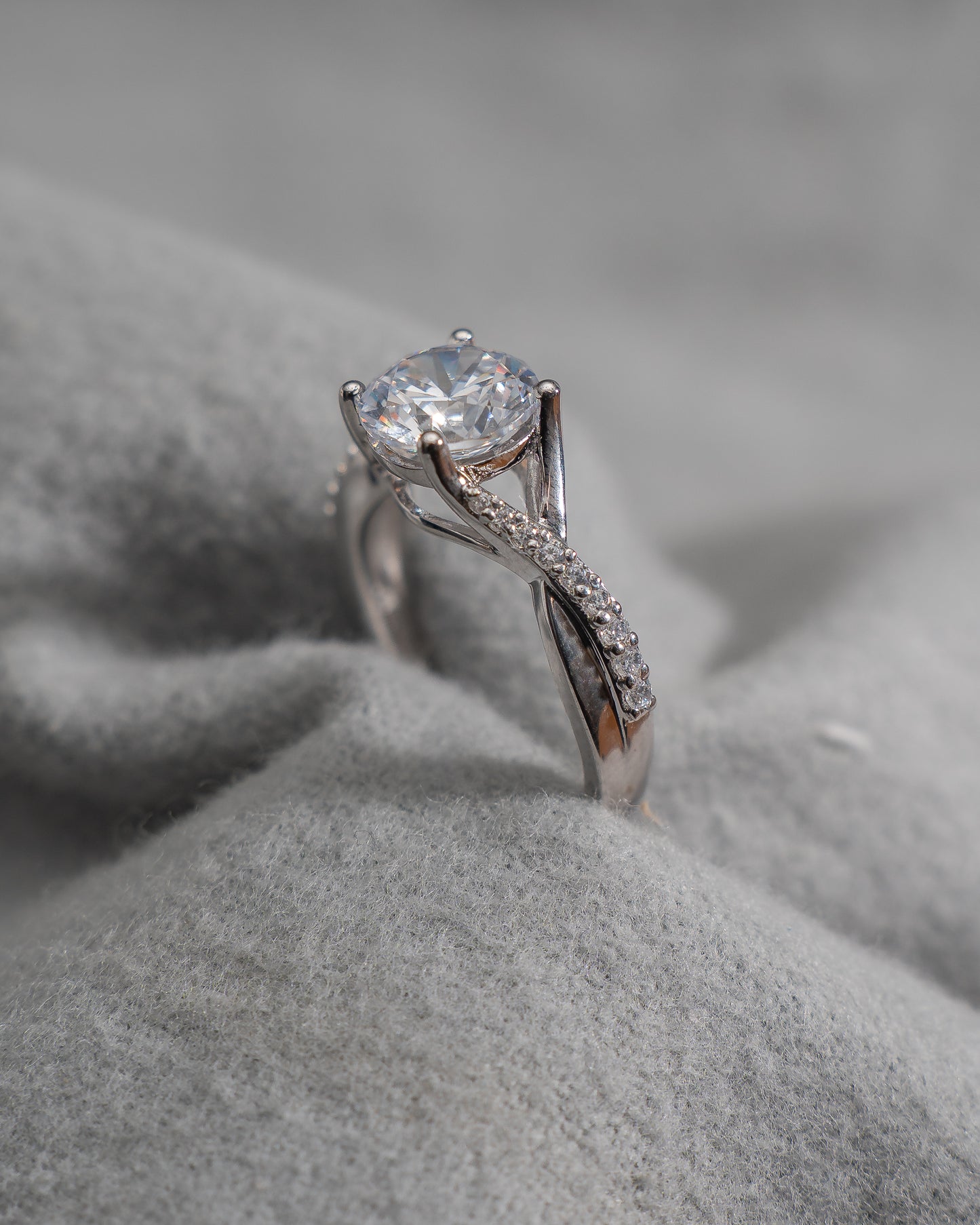 Round Platinum Lab Grown Diamond Set Shoulders