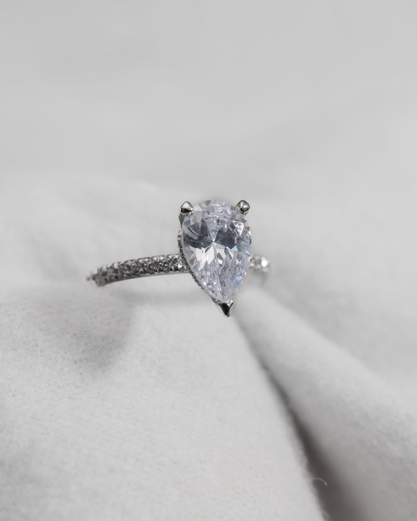 Pear 18K White Gold Lab Grown Diamond Set shoulders (Hidden Halo) - Lester & Brown