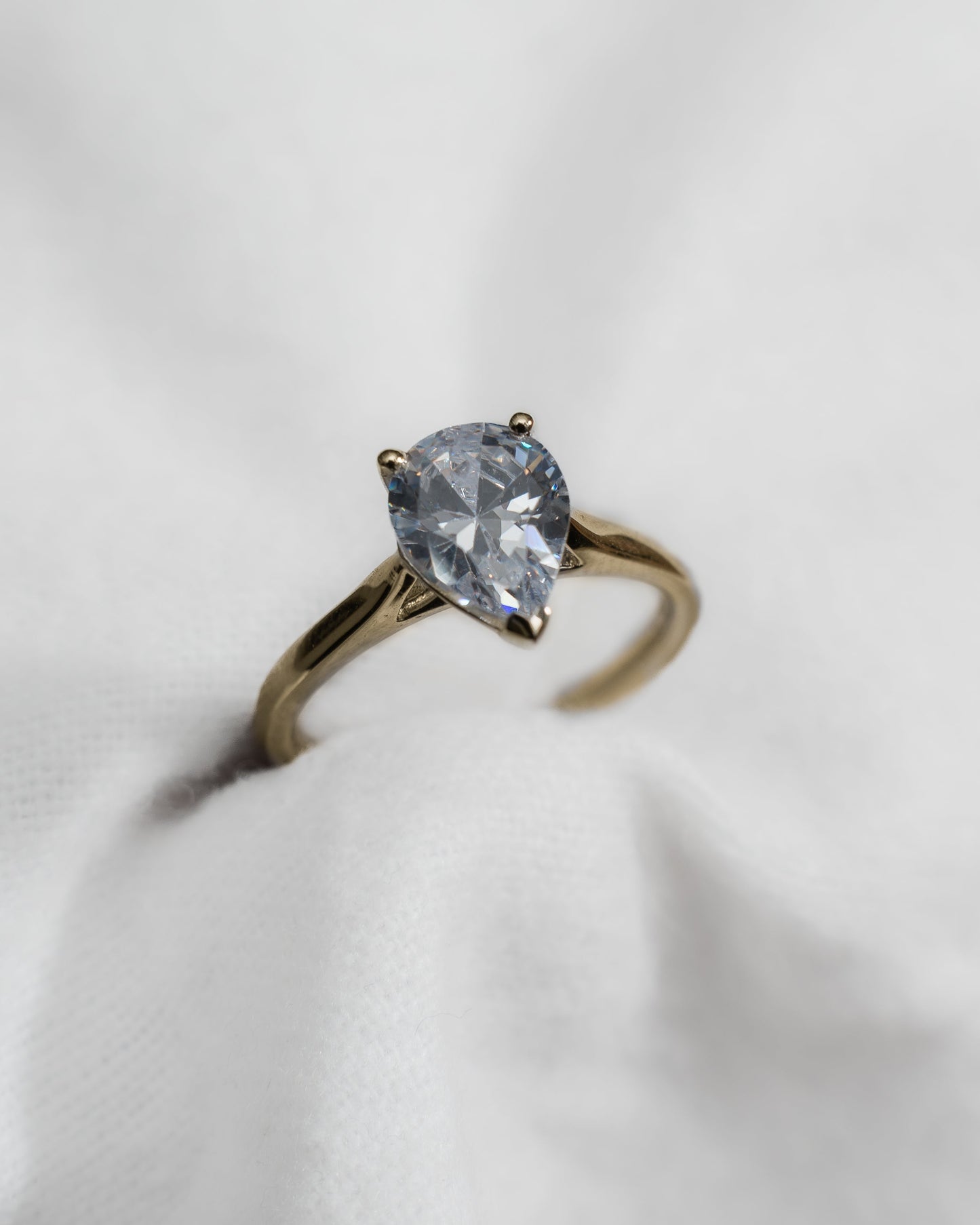 Pear Yellow Gold Lab Grown Diamond Solitaire - Lester & Brown