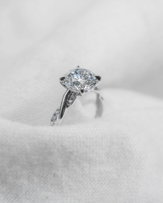 Round 18K White Gold Lab Grown Diamond Set Shoulders - Lester & Brown