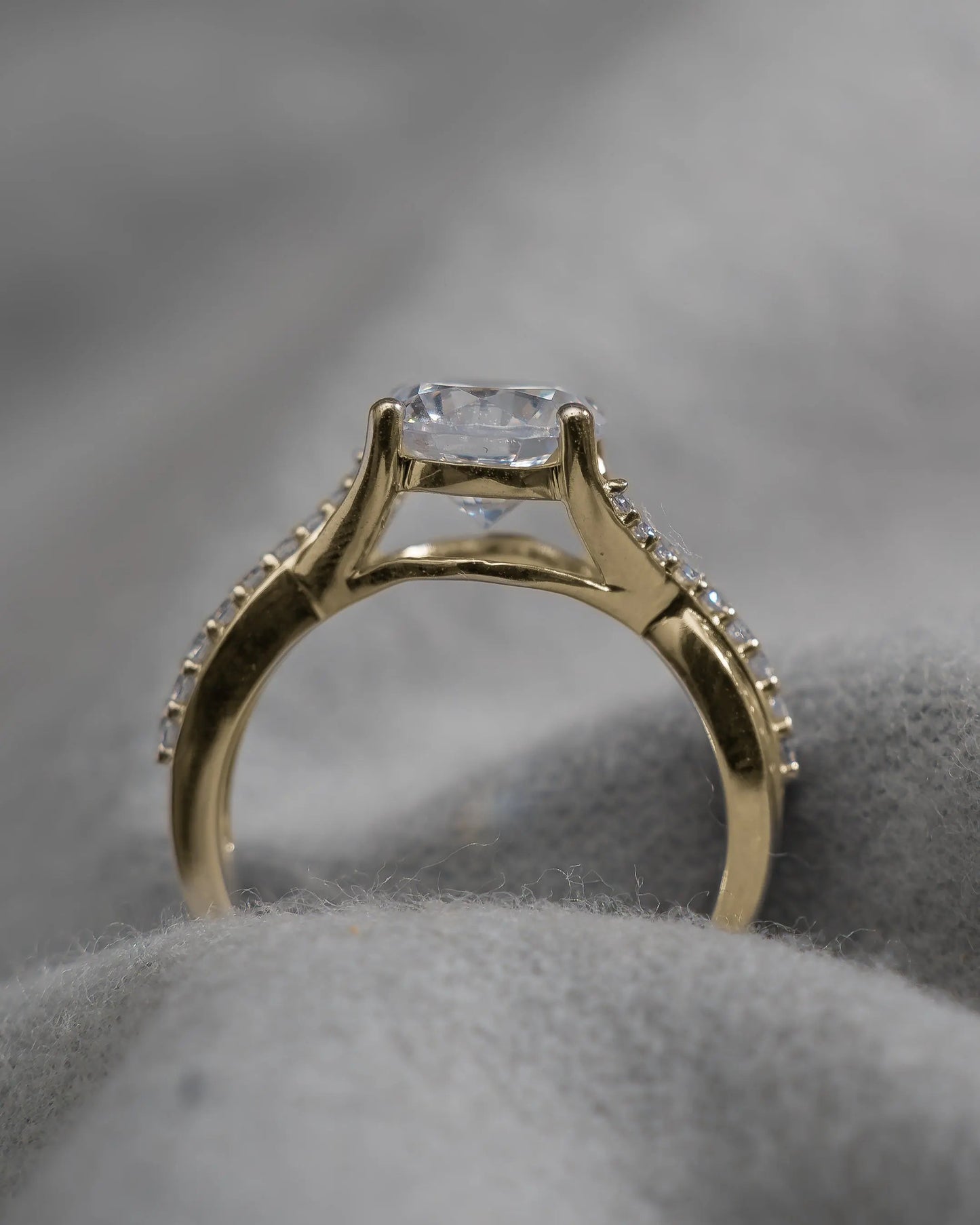 Round 18K Yellow Gold Lab Grown Diamond Set Shoulders - Lester & Brown