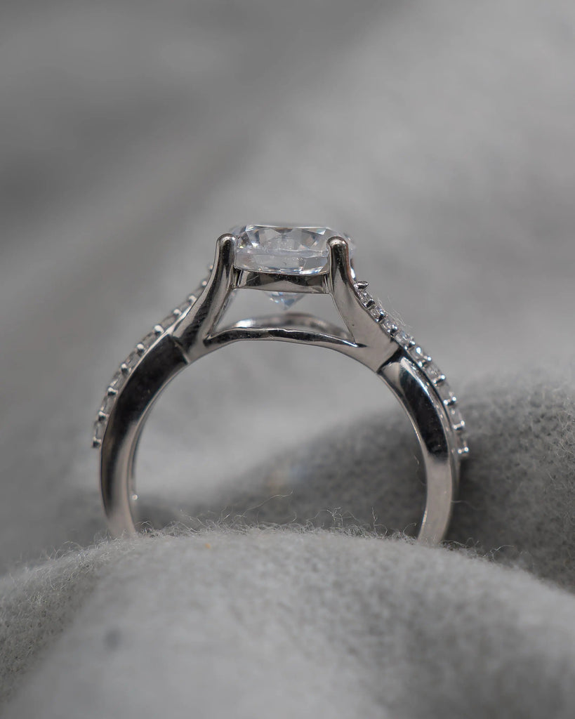 Round Platinum Lab Grown Diamond Set Shoulders - Lester & Brown