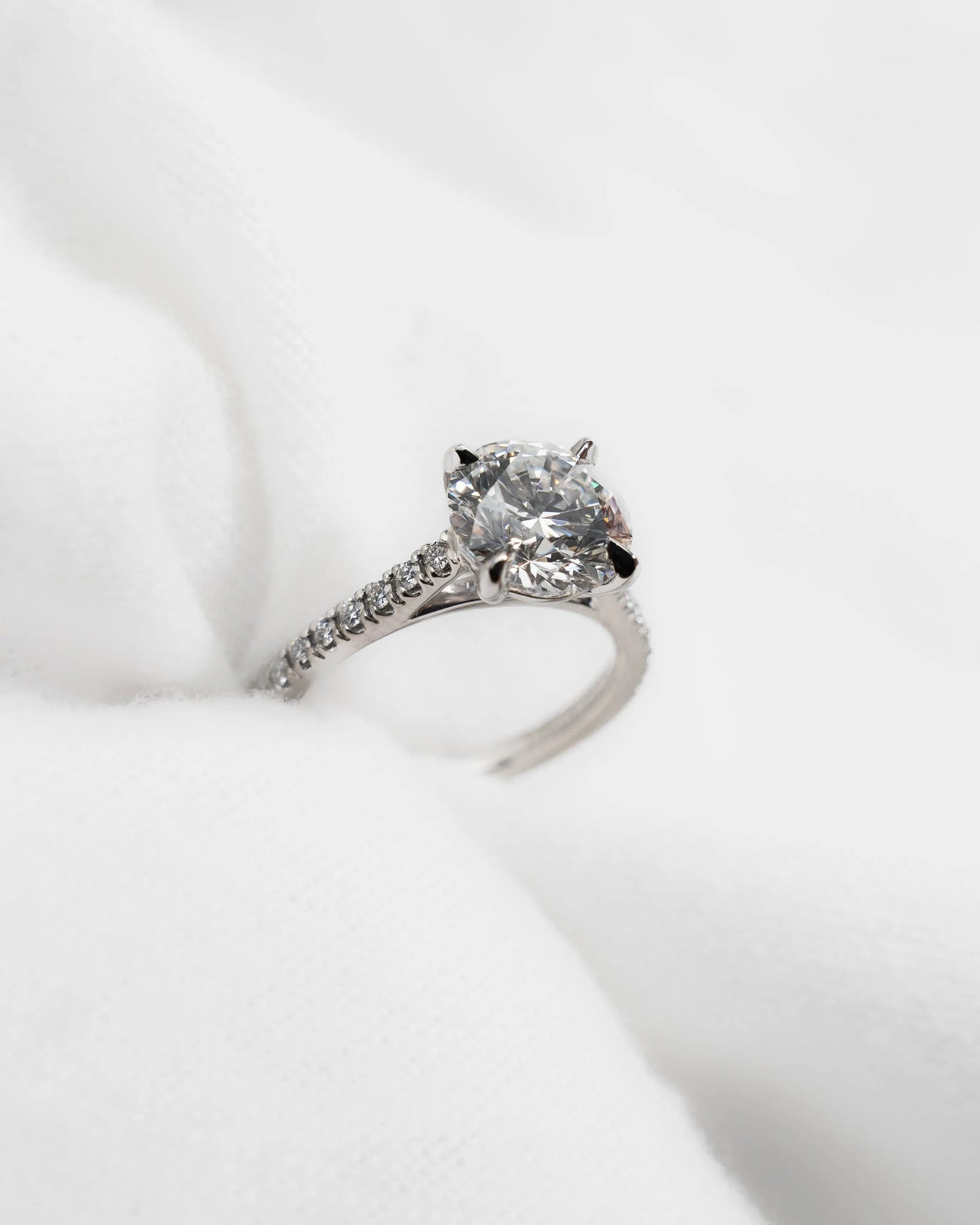 Round Platinum Lab Grown Diamond Set Shoulders - Lester & Brown