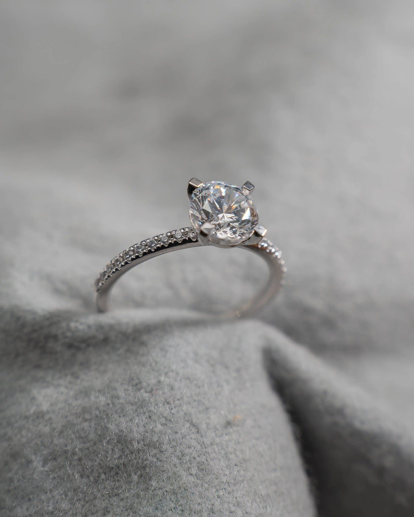 Round Platinum Lab Grown Diamond Set Shoulders - Lester & Brown