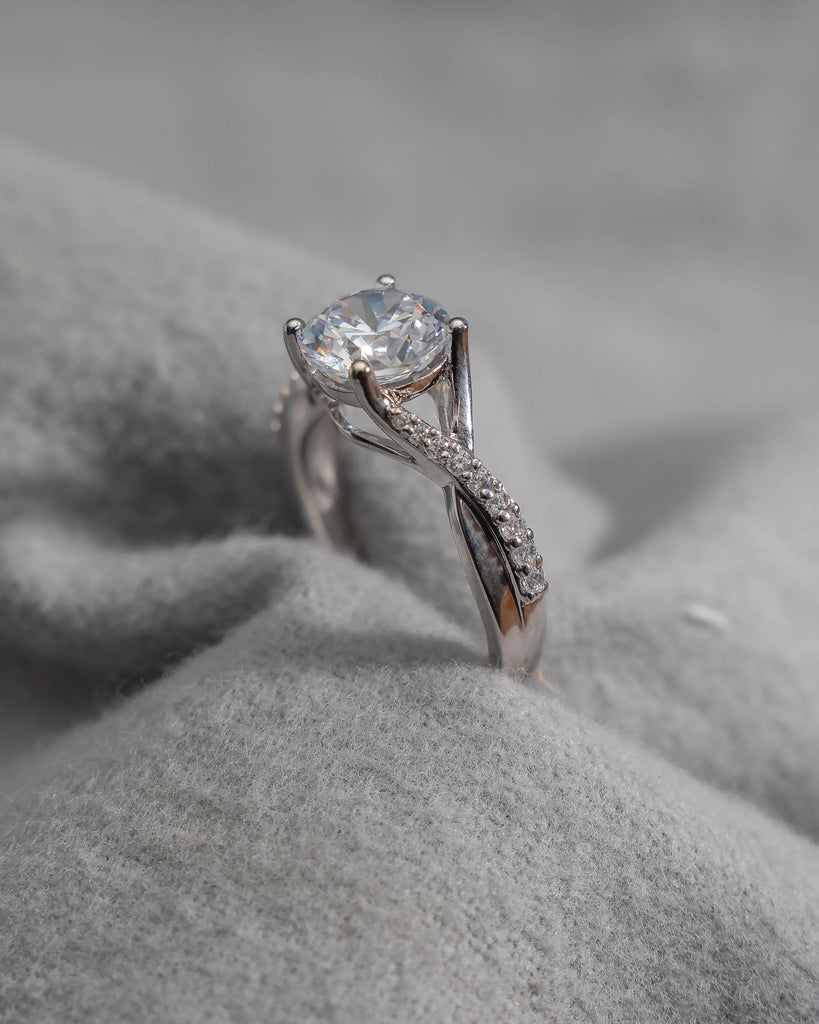 Round Platinum Lab Grown Diamond Set Shoulders - Lester & Brown