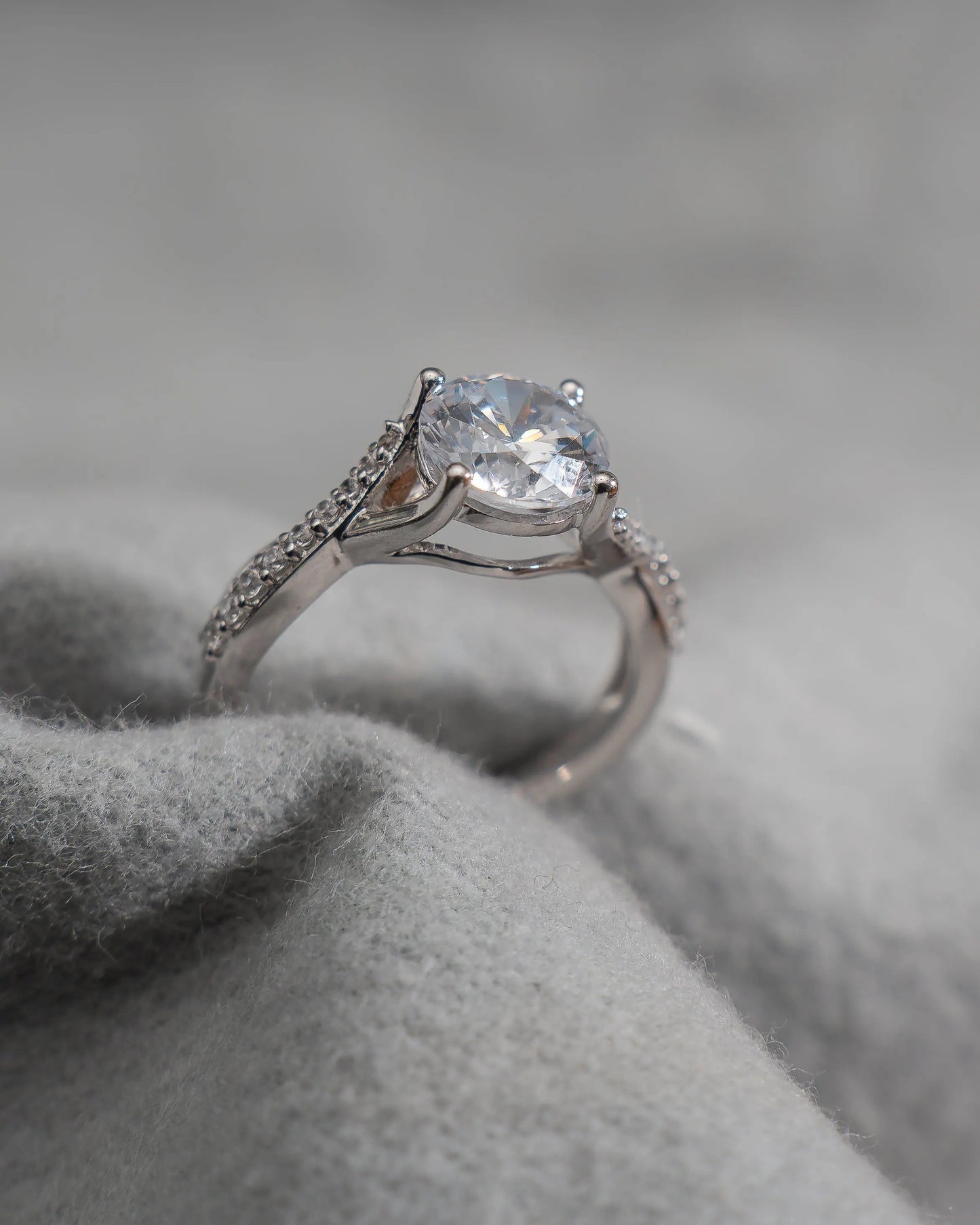 Round Platinum Lab Grown Diamond Set Shoulders - Lester & Brown