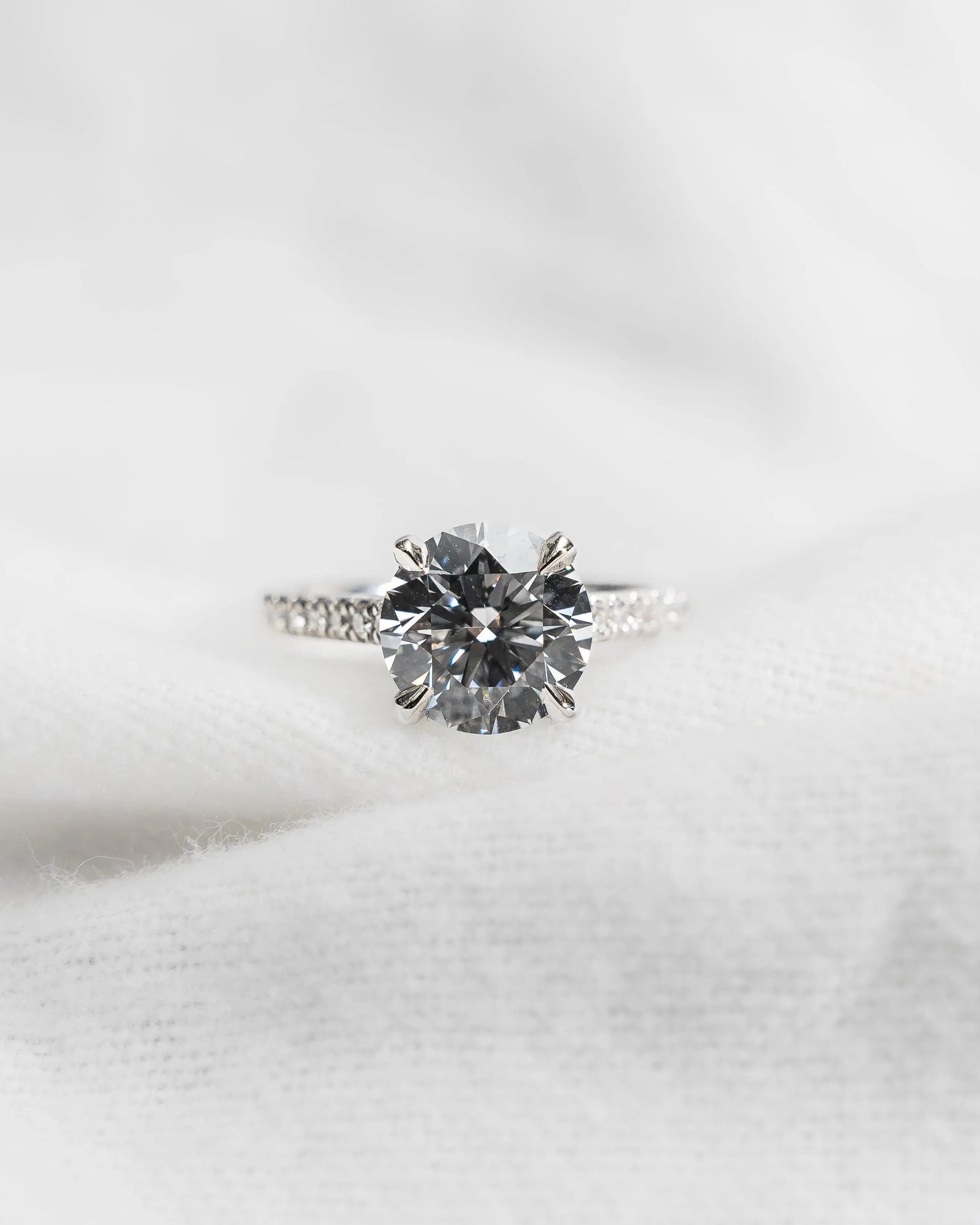 Round Platinum Lab Grown Diamond Set Shoulders - Lester & Brown