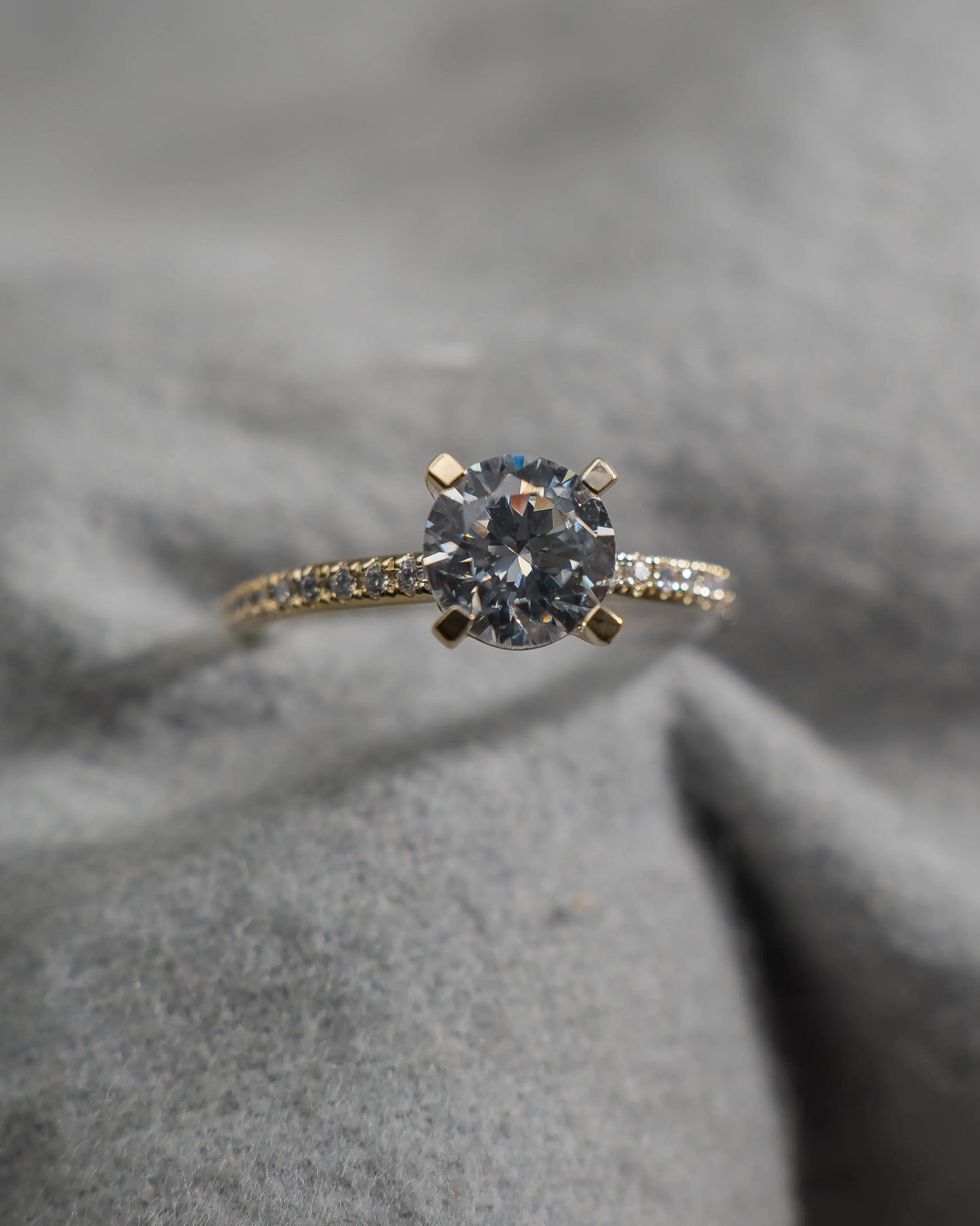 Round Yellow Gold Lab Grown Diamond Set Shoulders - Lester & Brown