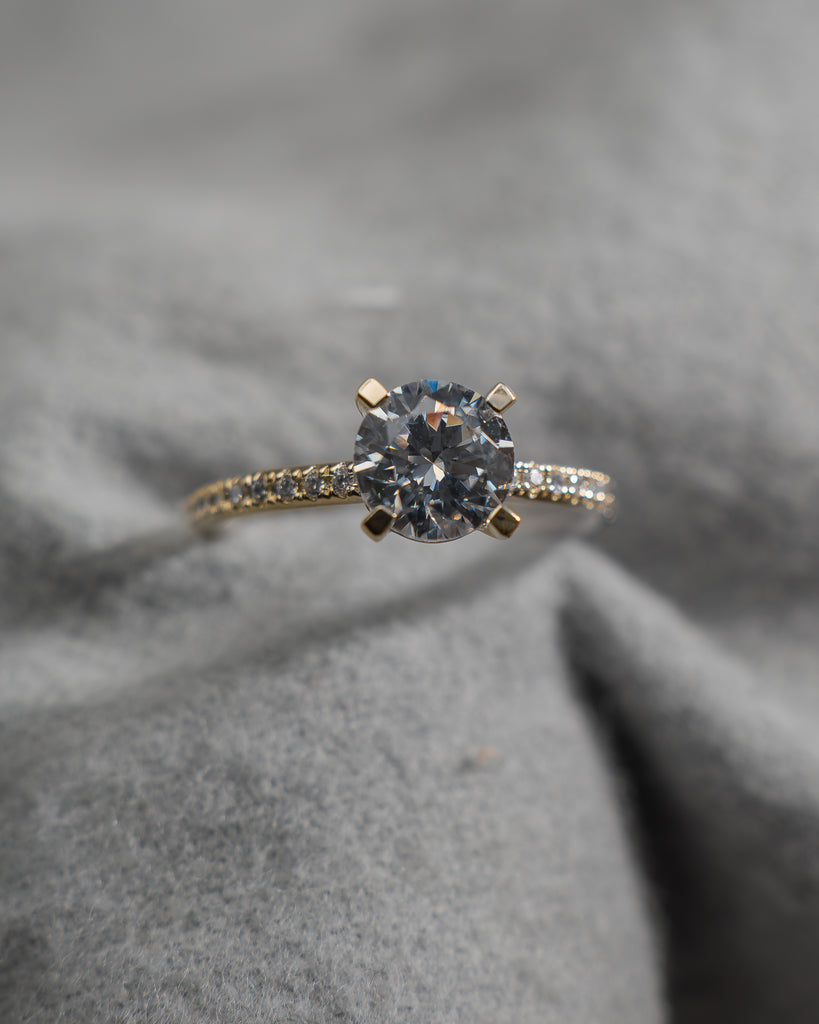 Round Yellow Gold Lab Grown Diamond Set Shoulders