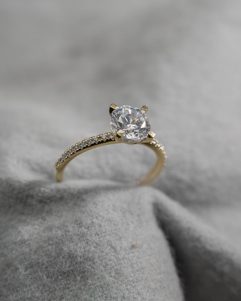 Round Yellow Gold Lab Grown Diamond Set Shoulders