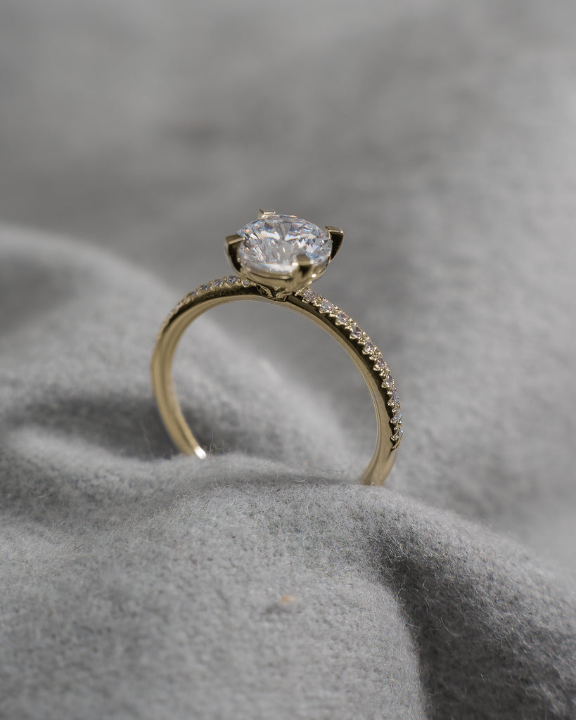 Round Yellow Gold Lab Grown Diamond Set Shoulders