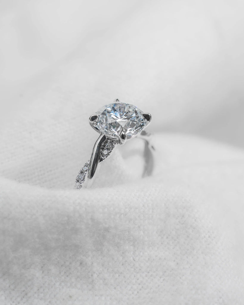 Round 18K White Gold Lab Grown Diamond Set Shoulders - Lester & Brown