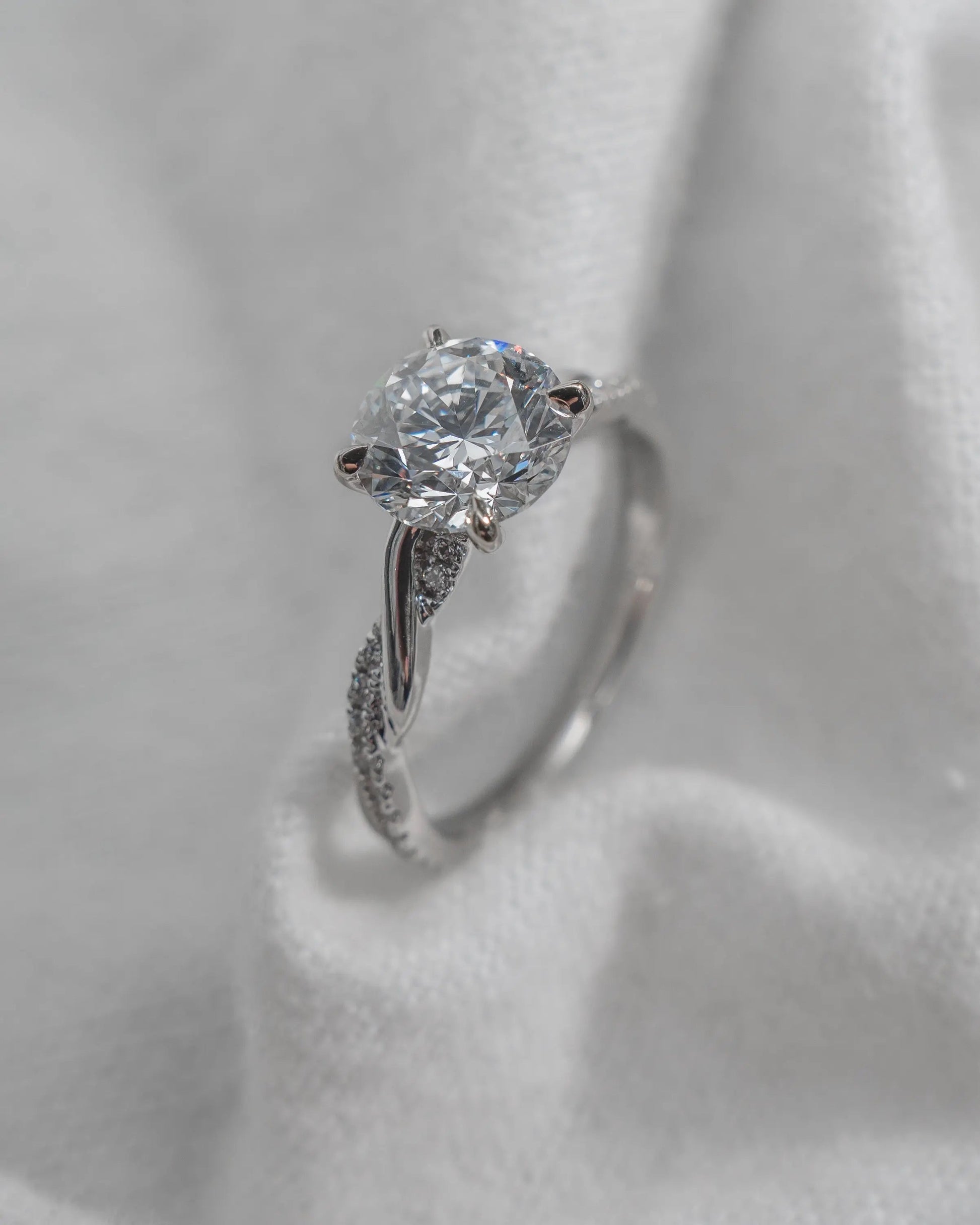 Round 18K White Gold Lab Grown Diamond Set Shoulders - Lester & Brown