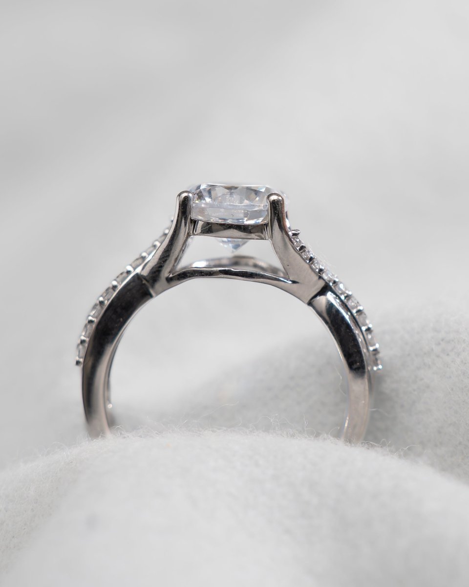 Round Platinum Lab Grown Diamond Set Shoulders - Lester & Brown