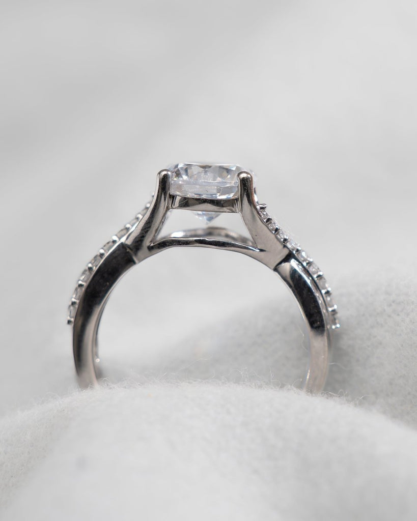 Round Platinum Lab Grown Diamond Set Shoulders - Lester & Brown