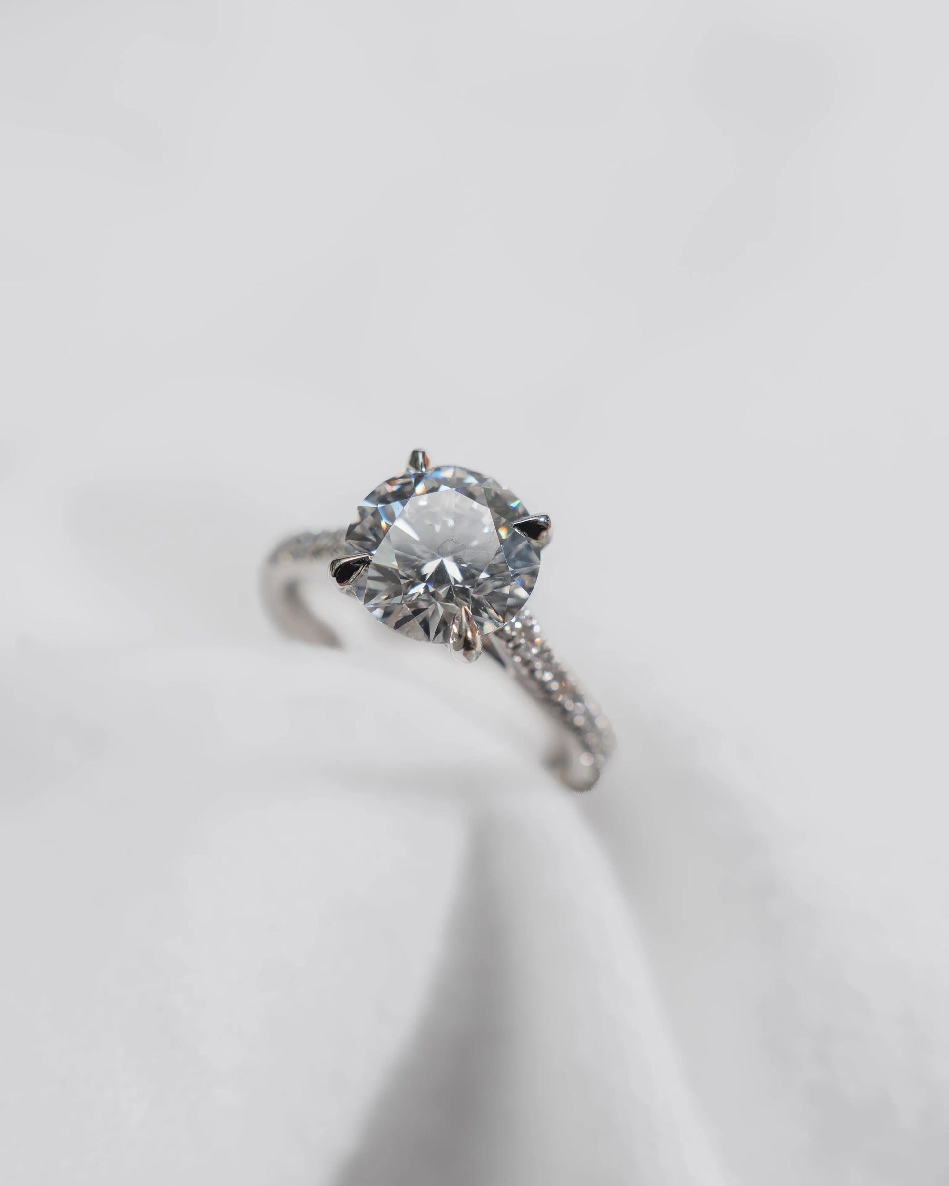 Round Platinum Lab Grown Diamond Set Shoulders - Lester & Brown