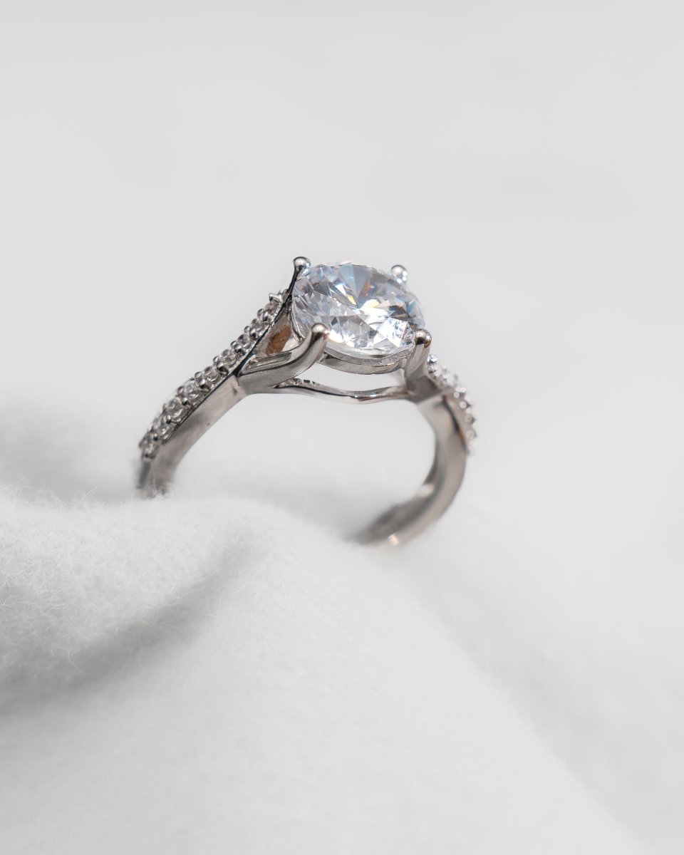 Round Platinum Lab Grown Diamond Set Shoulders - Lester & Brown