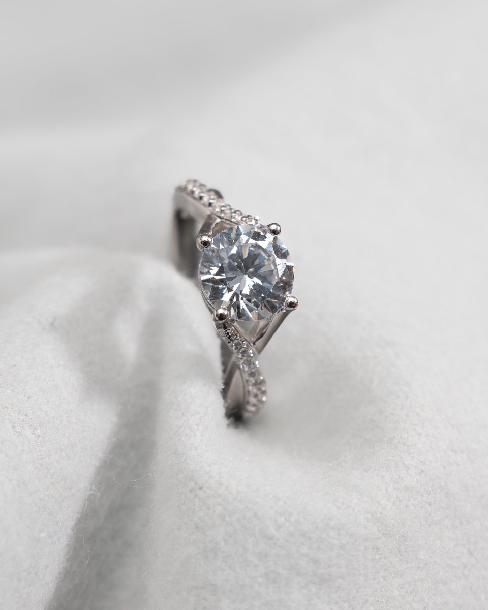 Round Platinum Lab Grown Diamond Set Shoulders - Lester & Brown