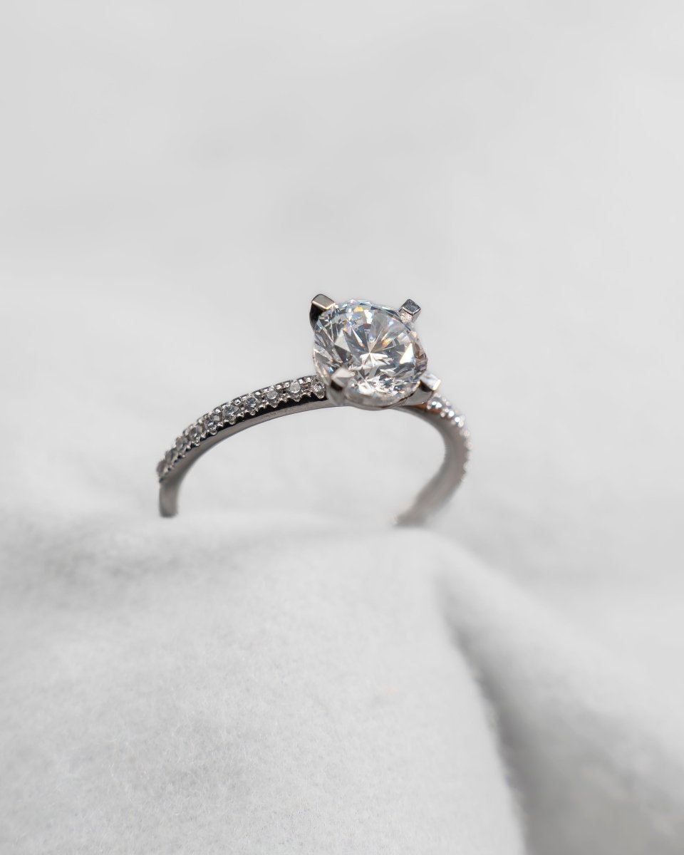 Round Platinum Lab Grown Diamond Set Shoulders - Lester & Brown