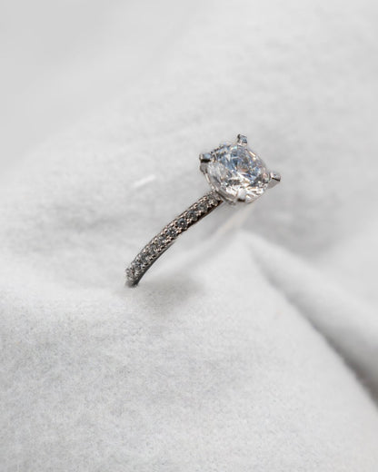 Round Platinum Lab Grown Diamond Set Shoulders - Lester & Brown