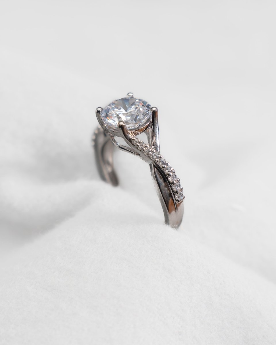 Round Platinum Lab Grown Diamond Set Shoulders - Lester & Brown