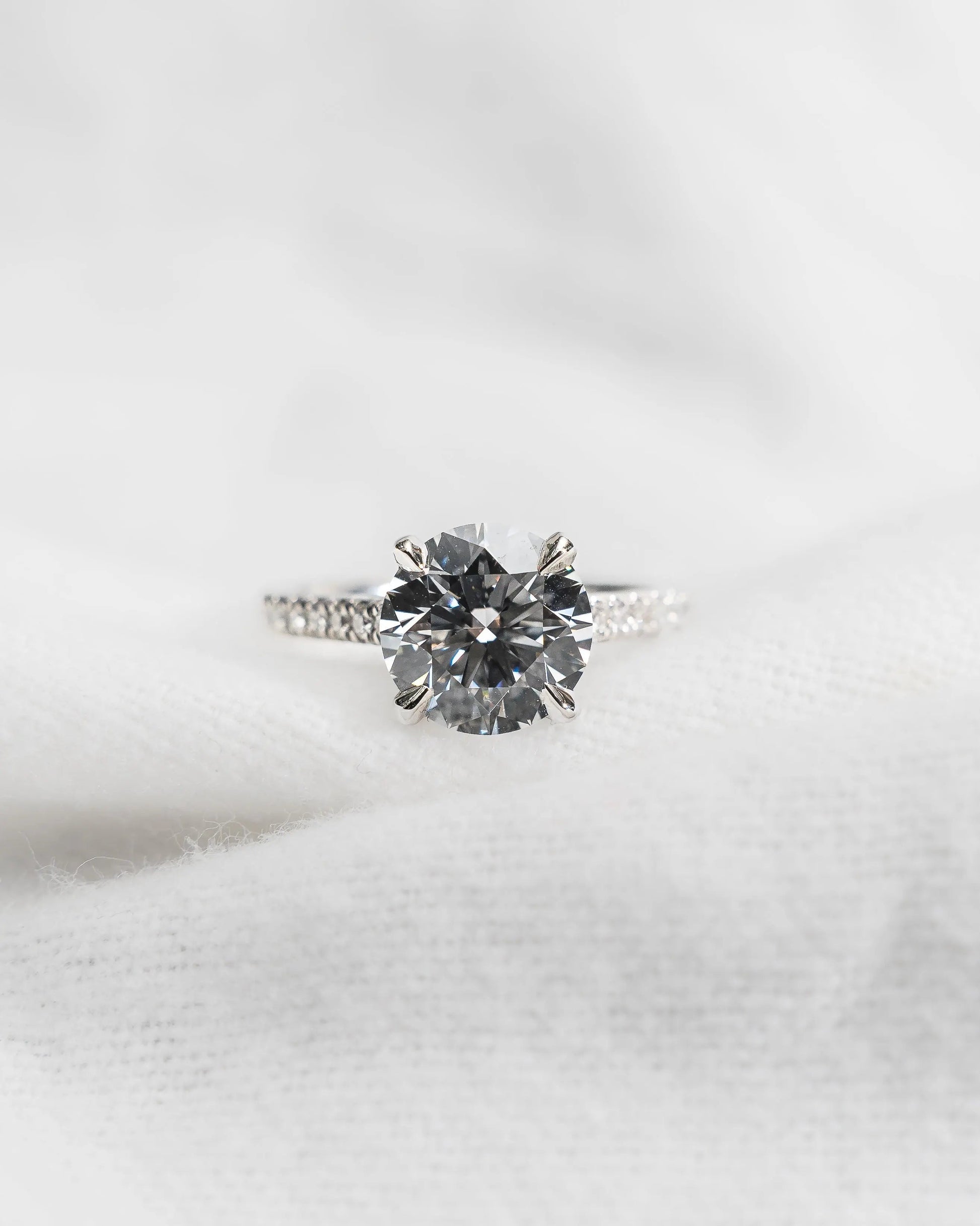 Round Platinum Lab Grown Diamond Set Shoulders - Lester & Brown