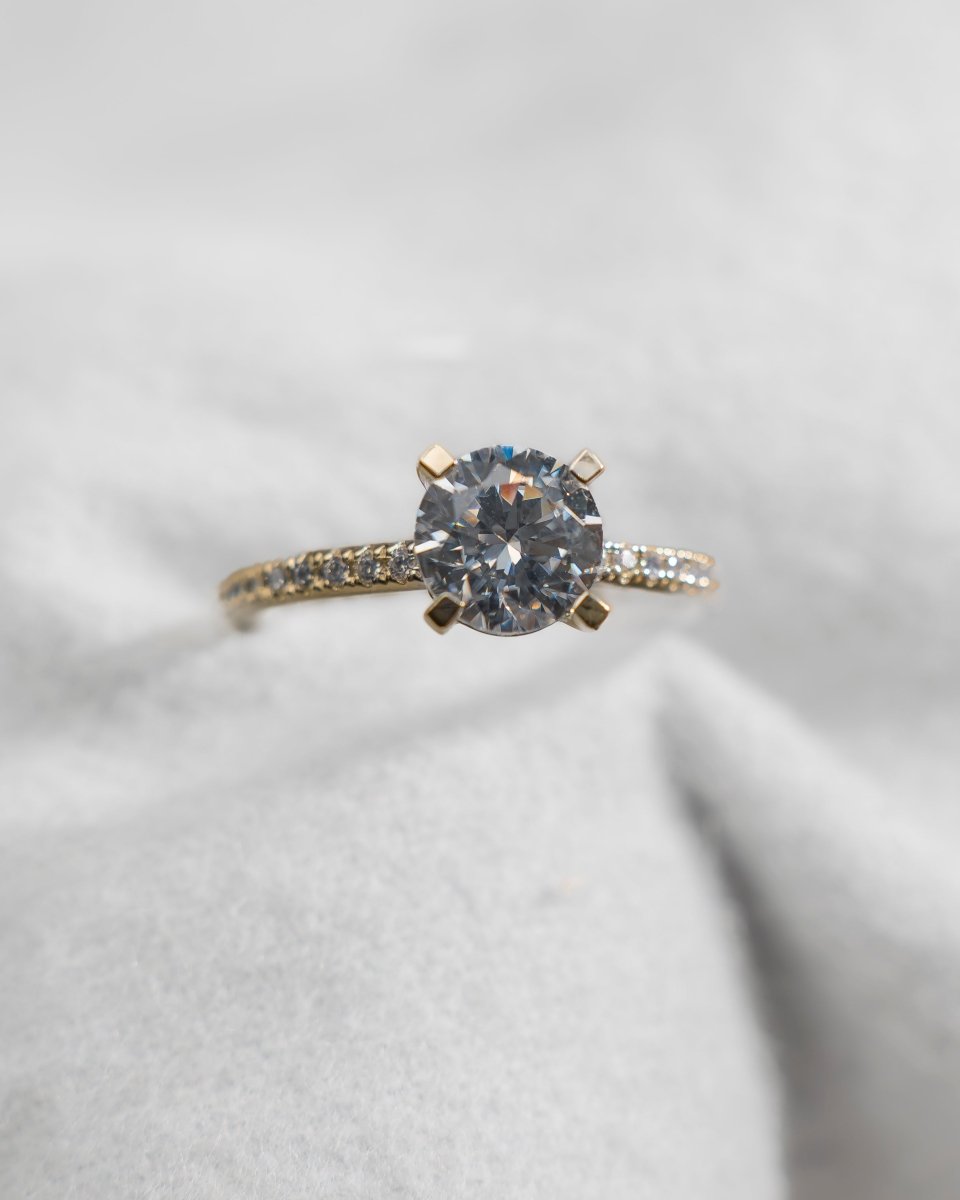 Round Yellow Gold Lab Grown Diamond Set Shoulders - Lester & Brown